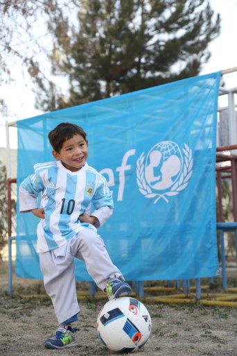 Eindelijk: Afghaans jongetje met plastic zak als shirt ontmoet zijn held Messi