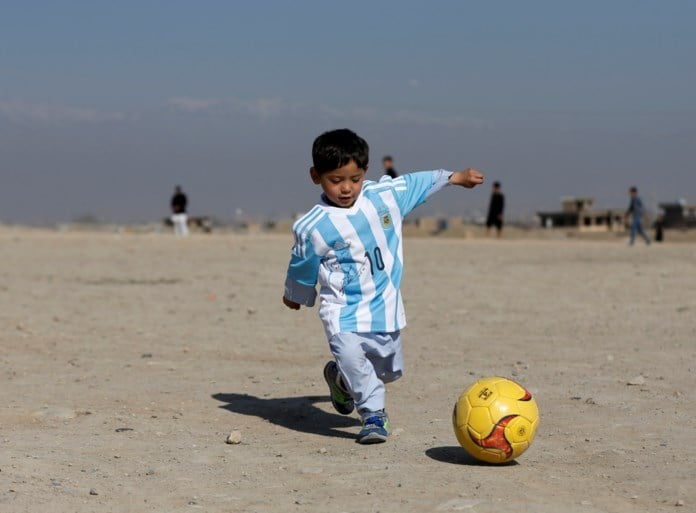 Eindelijk: Afghaans jongetje met plastic zak als shirt ontmoet zijn held Messi