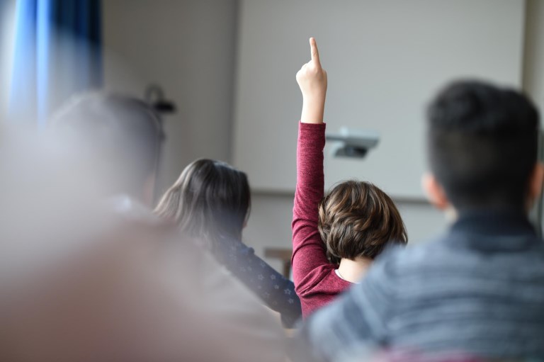 Vinger opsteken in de klas? Passé | De Standaard