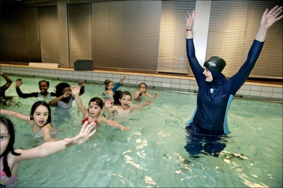 Zwitserse moslimmeisjes moeten met jongens zwemles volgen