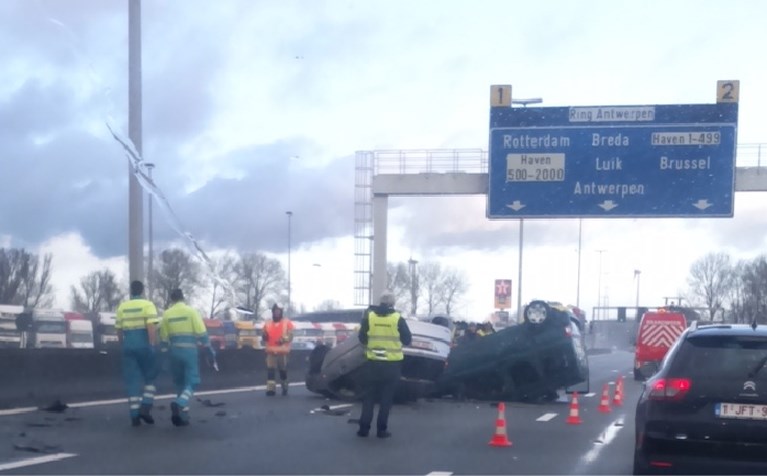 Minister Crevits ontfermt zich over baby na ongeval op E17