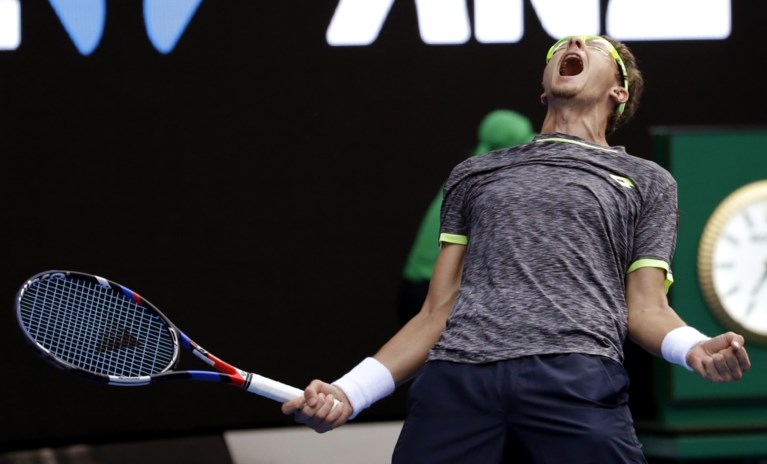 AUSTRALIAN OPEN. Titelverdediger Djokovic en Radwanska uitgeschakeld, Serena en Nadal stomen door