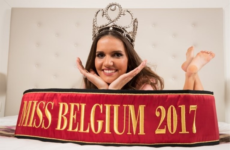 Weinig volk op betoging tegen ‘lachend kakje’ van Miss België