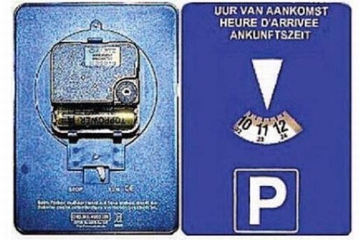 Chauffeur gebruikt parkeerschijf met batterijen | De Standaard