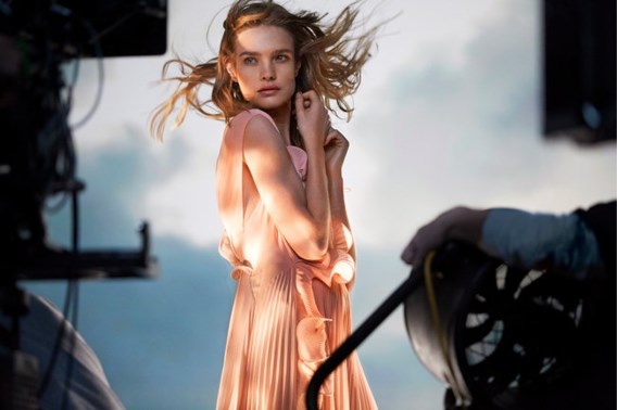 H&M ontwerpt jurk van plastic afval uit zee