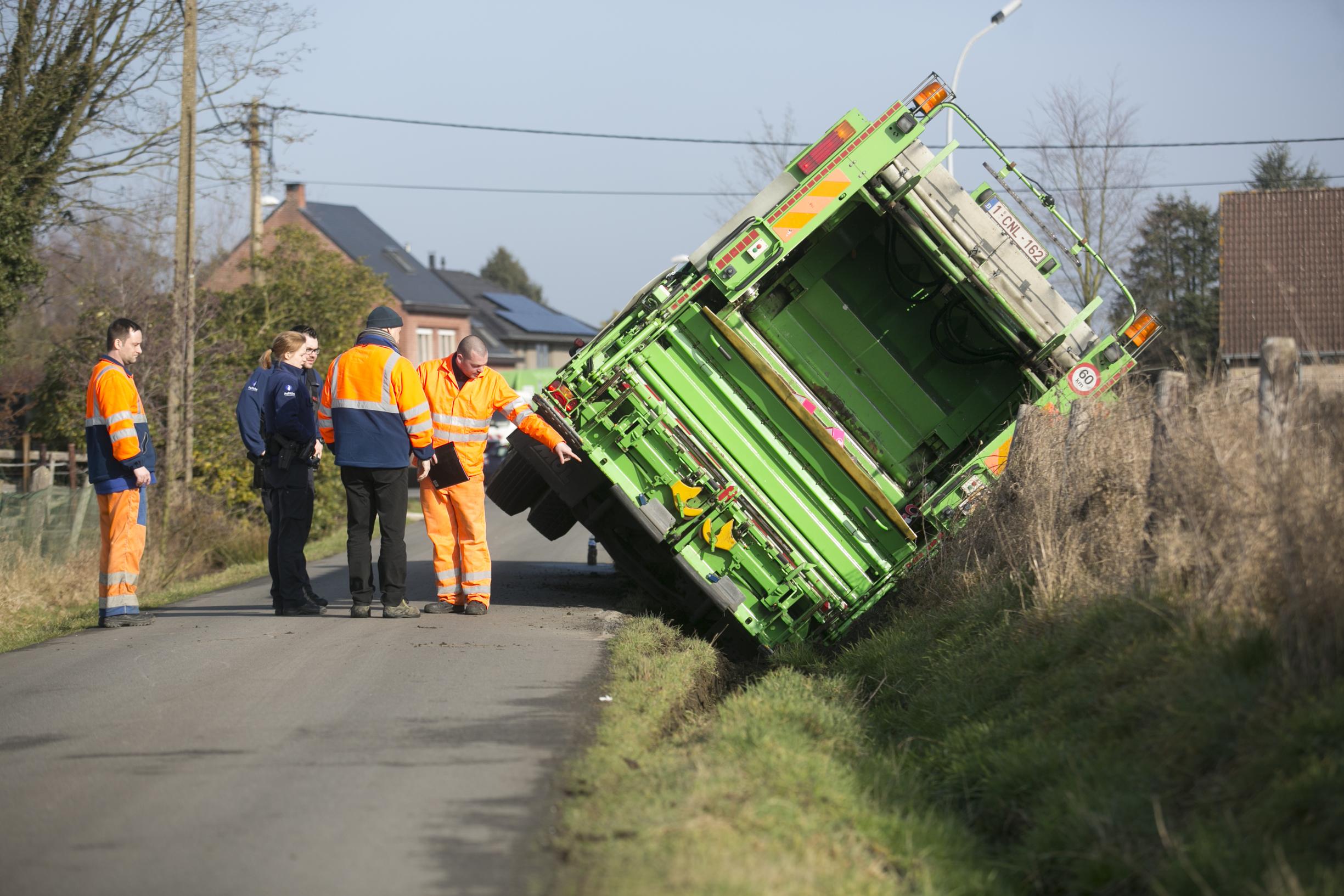 Vuilniswagen Belandt In Gracht Tijdens Ophaling Van Papier (Beerzel ...