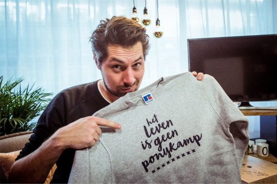 ‘Pony’-slogan uit ‘De mol’ vindt zijn weg naar truien | De Standaard