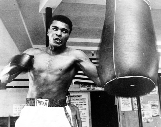 Zoon van bokslegende Mohammed Ali urenlang vastgehouden door moslimban VS