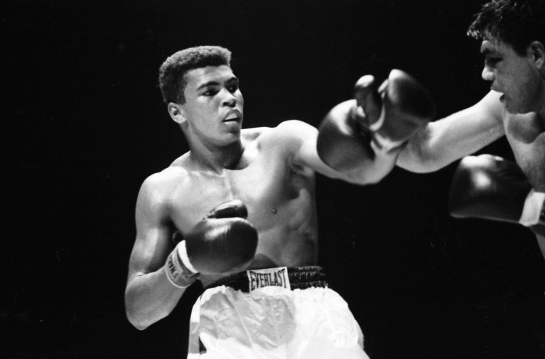 Zoon van bokslegende Mohammed Ali urenlang vastgehouden door moslimban VS