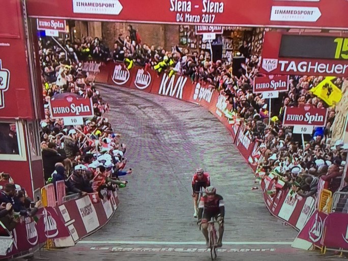 Van Avermaet en Wellens schitteren in spectaculaire Strade Bianche, maar Kwiatkowski wint