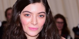 Lorde draagt opvallend Belgisch ontwerp in Saturday Night Live