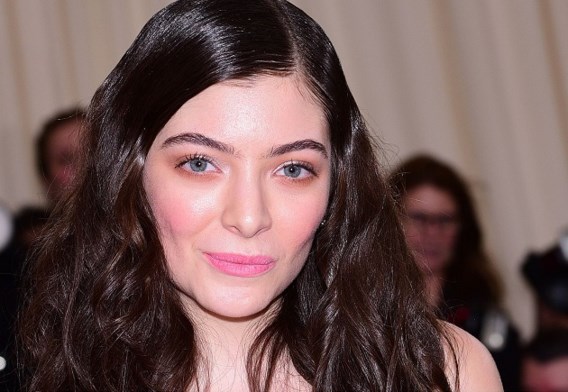 Lorde draagt opvallend Belgisch ontwerp in Saturday Night Live