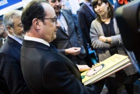 Fillon beschuldigt president Hollande ervan achter perslekken te zitten