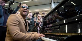 John Legend geeft verrassingsconcert aan stationspiano