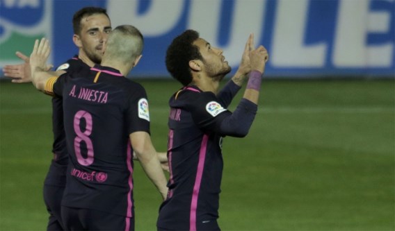 Barcelona scoort vier keer bij Granada en komt weer tot op twee puntjes van Real