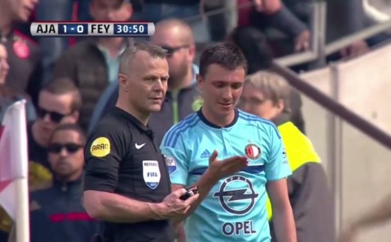 Feyenoord-speler provoceert Ajax-fans en krijgt projectiel tegen hoofd geworpen