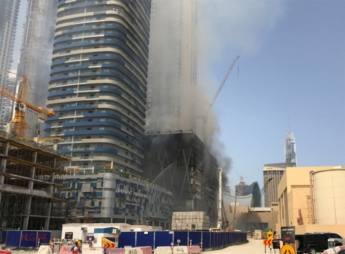 Grote brand in wolkenkrabber onder constructie in Dubai