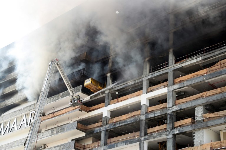 Grote brand in wolkenkrabber onder constructie in Dubai