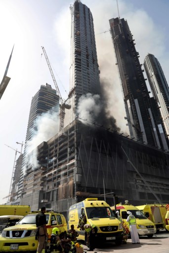 Grote brand in wolkenkrabber onder constructie in Dubai