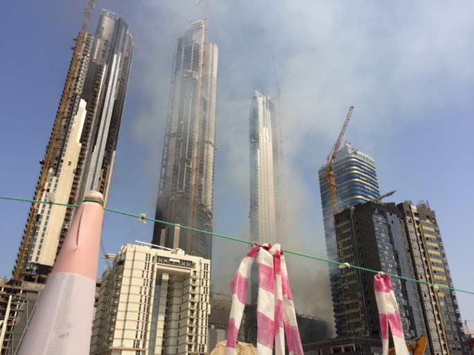 Grote brand in wolkenkrabber onder constructie in Dubai