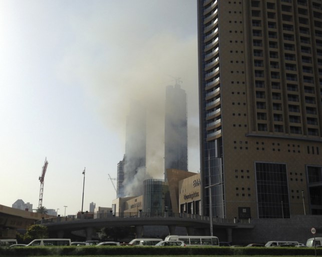 Grote brand in wolkenkrabber onder constructie in Dubai