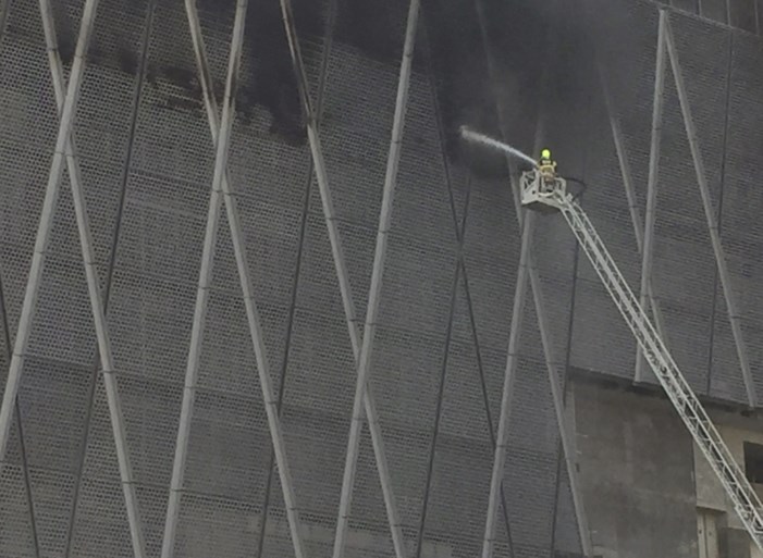 Grote brand in wolkenkrabber onder constructie in Dubai
