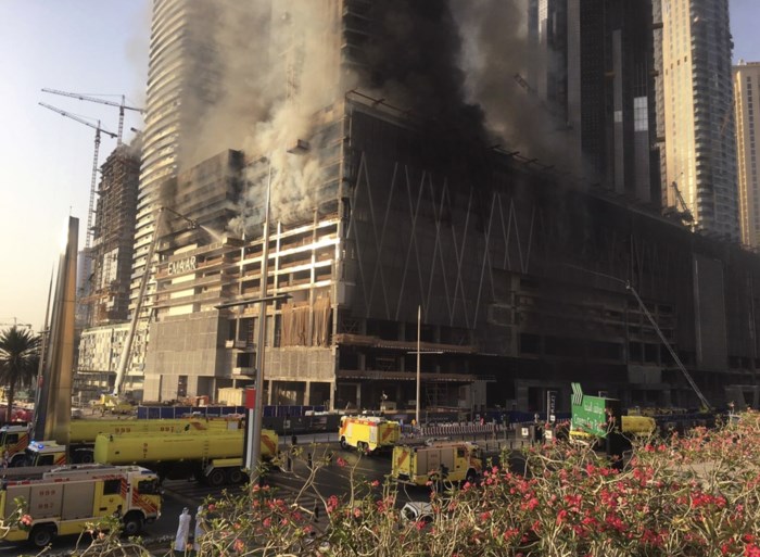Grote brand in wolkenkrabber onder constructie in Dubai