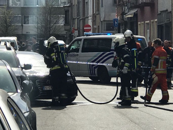 Onbekende gooit bijtend middel over auto