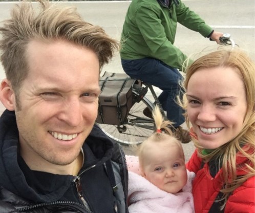 Geblesseerde renner moedigt samen met vrouw en kind collega’s aan