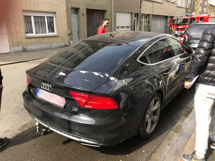 Onbekende gooit bijtend middel over auto