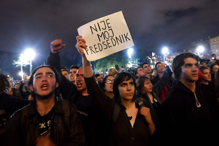 Duizenden Serviërs protesteren tegen Vucic als president