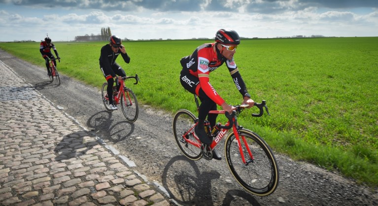 BMC doet lange training op kasseien van Roubaix, op vraag van Van Avermaet
