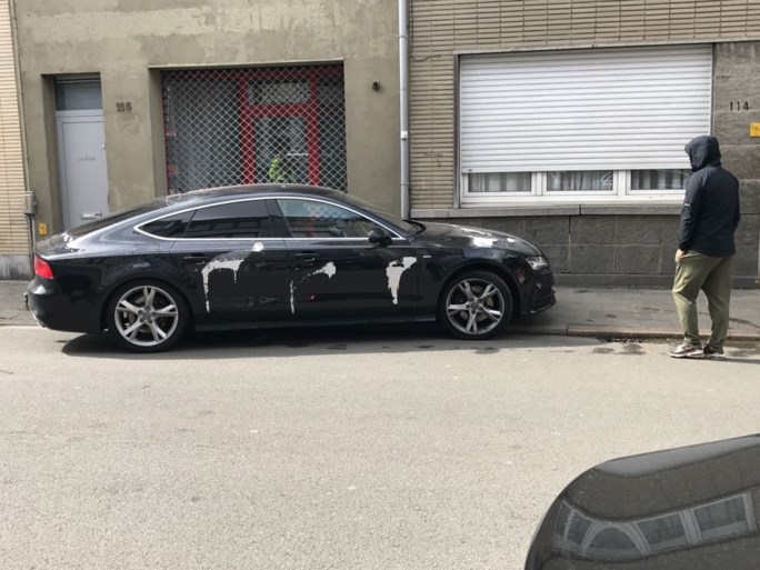 Onbekende gooit bijtend middel over auto