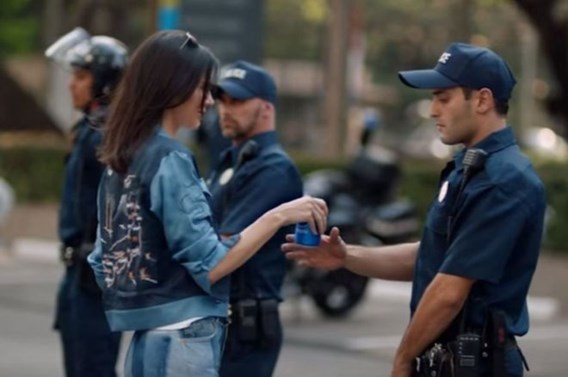 Pepsi trekt omstreden reclamespot met Kendall Jenner in