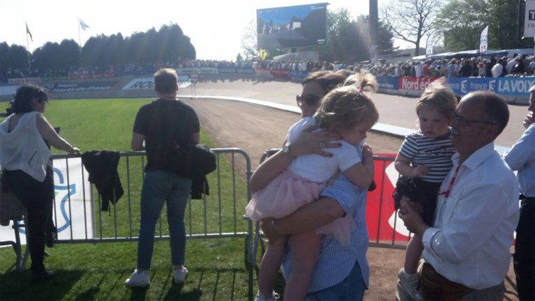 Vrouw en tweeling wachten afscheidnemende Tom Boonen op in Roubaix