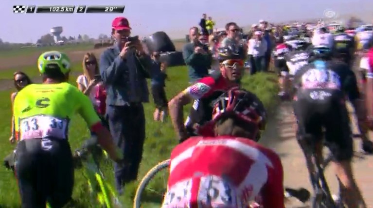 Het slagveld van Roubaix: Naesen maakt koprol en rijdt drie keer lek, geen breuken voor Terpstra