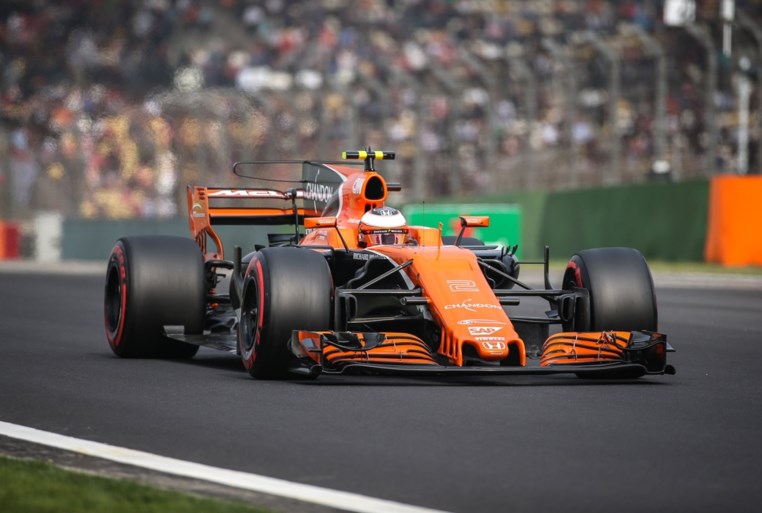 Pechvogel Stoffel Vandoorne moet opgeven in tweede GP van het jaar, Hamilton wint