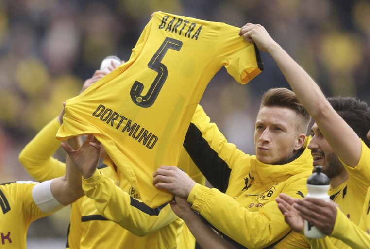 Dortmund-spelers eren Bartra, topman wilde club terugtrekken uit Champions League