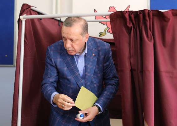 Erdogan: ‘Als god het wil, zal Turkije vanavond een stap vooruit zetten’