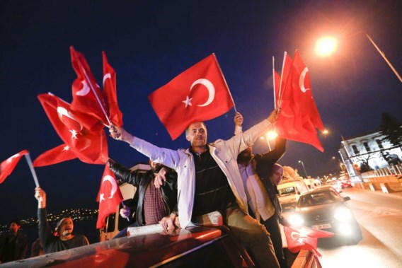 Turken stemmen nipt 'ja' voor machtigere Erdogan, oppositie eist hertelling stemmen 