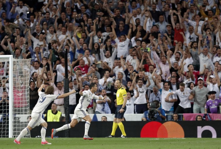 Ronaldo schiet Real (vanuit buitenspel) naar halve finales, Bayern pas onderuit in verlengingen