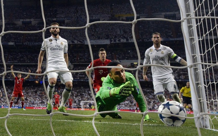 Ronaldo schiet Real (vanuit buitenspel) naar halve finales, Bayern pas onderuit in verlengingen