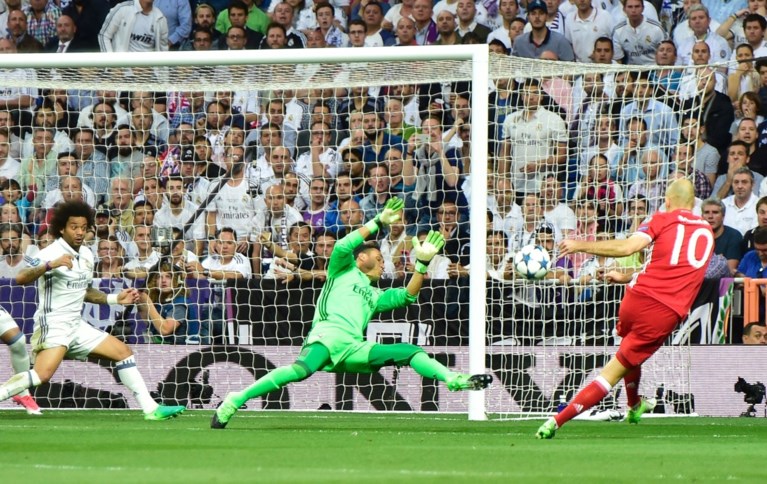 Ronaldo schiet Real (vanuit buitenspel) naar halve finales, Bayern pas onderuit in verlengingen