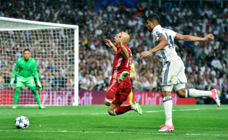 Ronaldo schiet Real (vanuit buitenspel) naar halve finales, Bayern pas onderuit in verlengingen