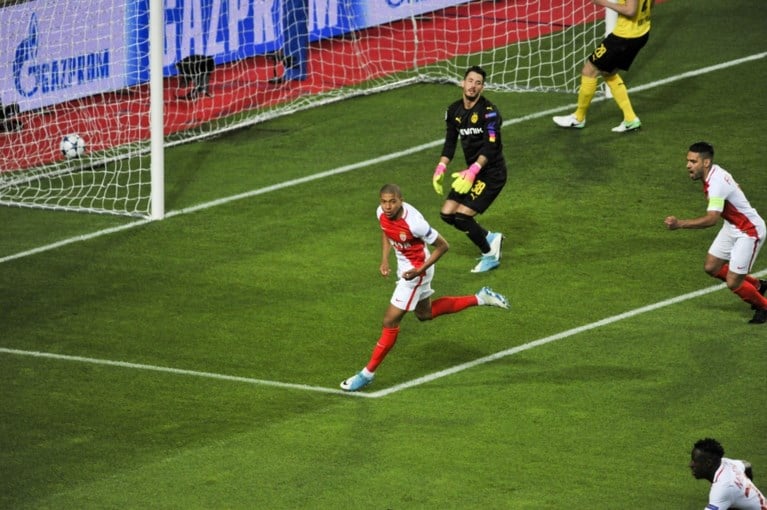 Monaco dendert voorbij geteisterd Dortmund naar halve finales Champions League