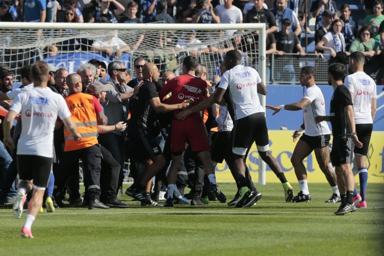 Onthutsend! Fans Bastia vallen spelers van Lyon meermaals aan, match gestaakt