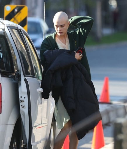 Cara Delevingne scheert zich volledig kaal
