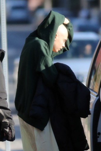 Cara Delevingne scheert zich volledig kaal
