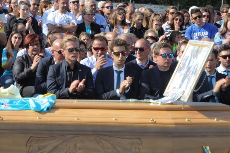 Mensenmassa neemt afscheid van overleden Michele Scarponi