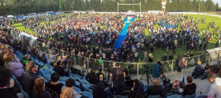 Mensenmassa neemt afscheid van overleden Michele Scarponi